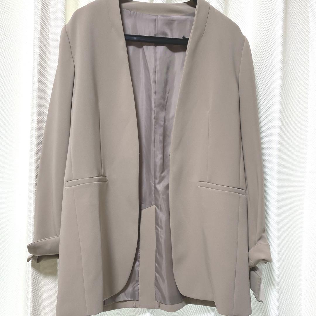 ベージュ ノーカラージャケット、ワイドパンツスーツ