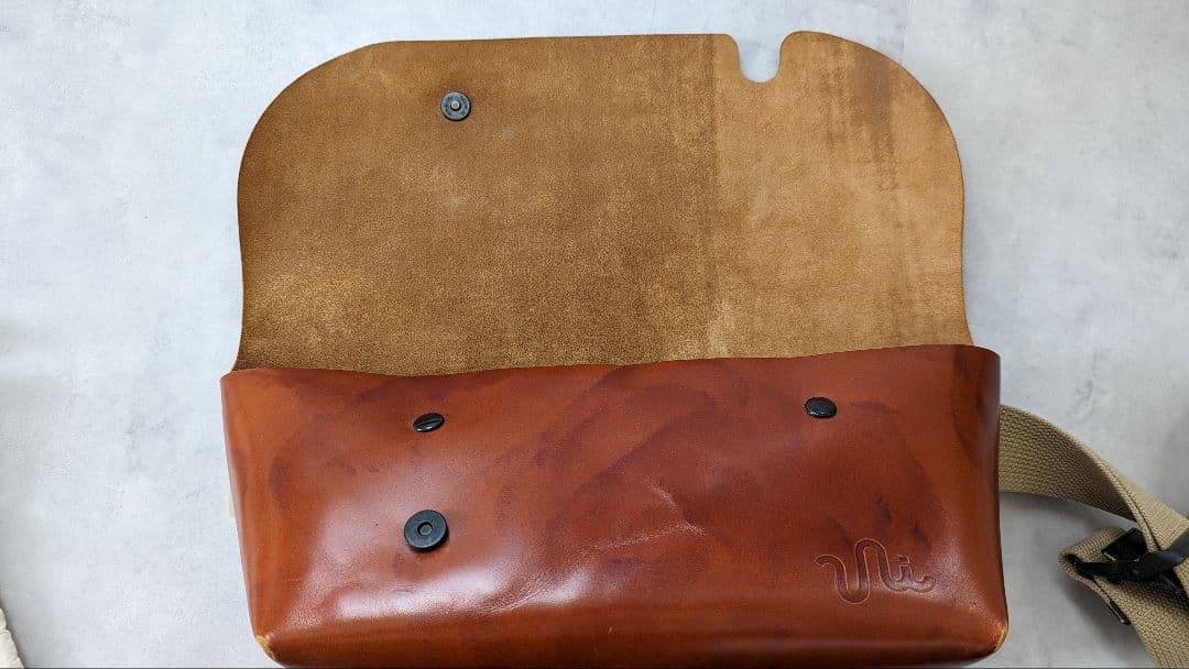 Uni&co ユニアンドコー メッセンジャーバッグ(S) キャメル