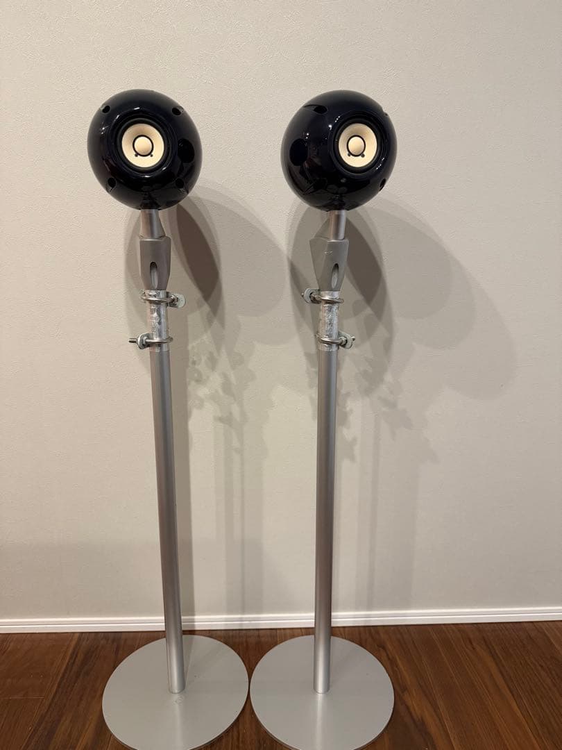 黒色モダンスピーカー スタンド付き