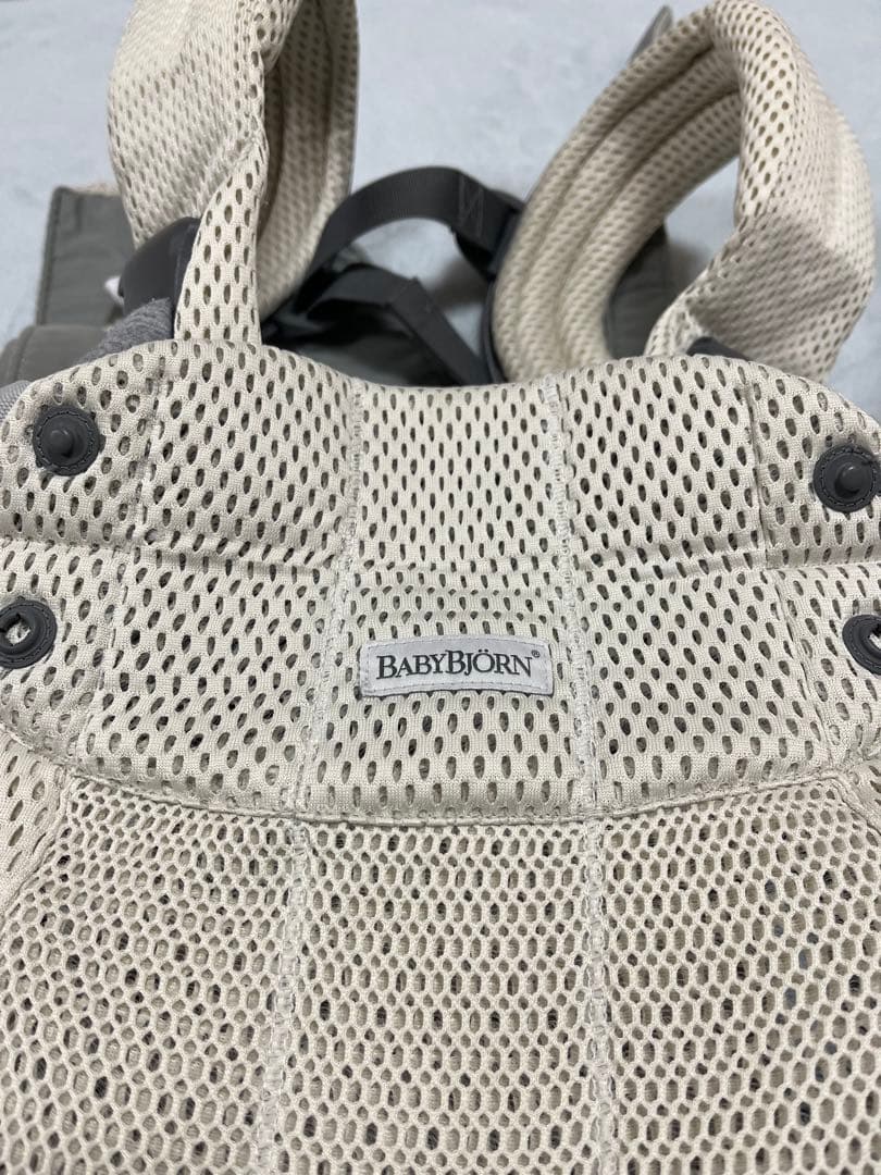 ベビービョルン　ハーモニー　抱っこ紐 クリーム　メッシュ　専用スタイ付き
