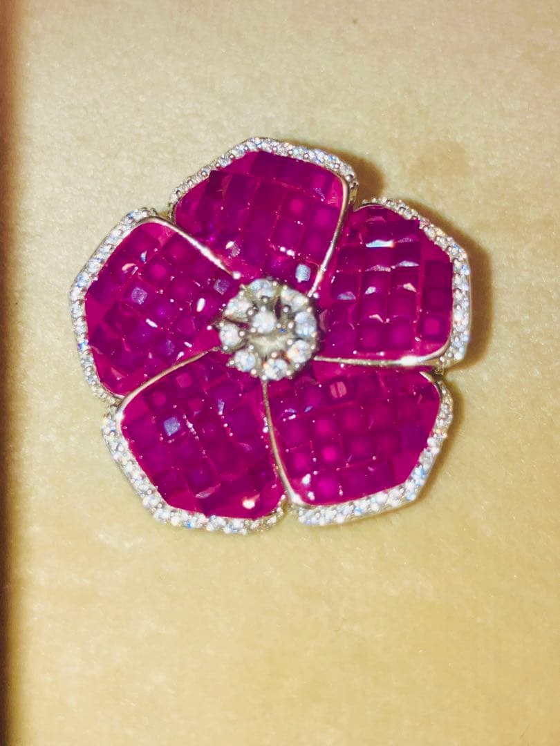 ルビー　ミステリーセッティング　ブローチ