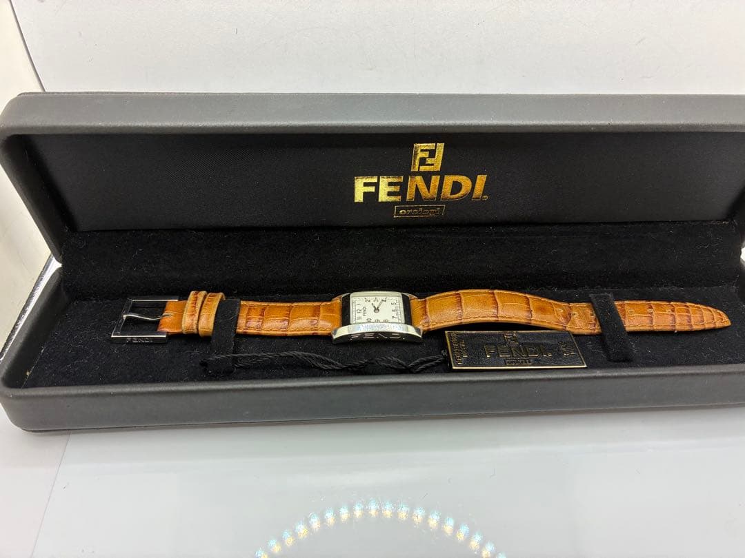 FENDI フェンディ 良品 レディース腕時計 7000L 箱付き 稼働