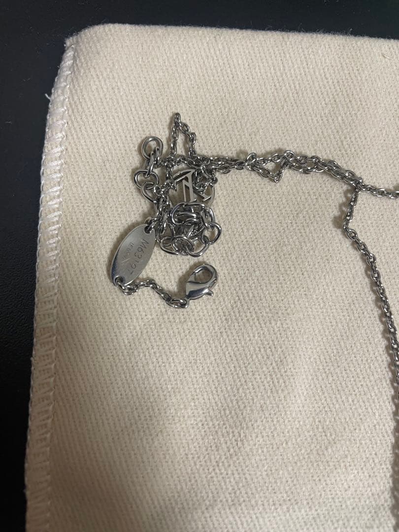 LOUIS VUITTON シルバー V字型ネックレス
