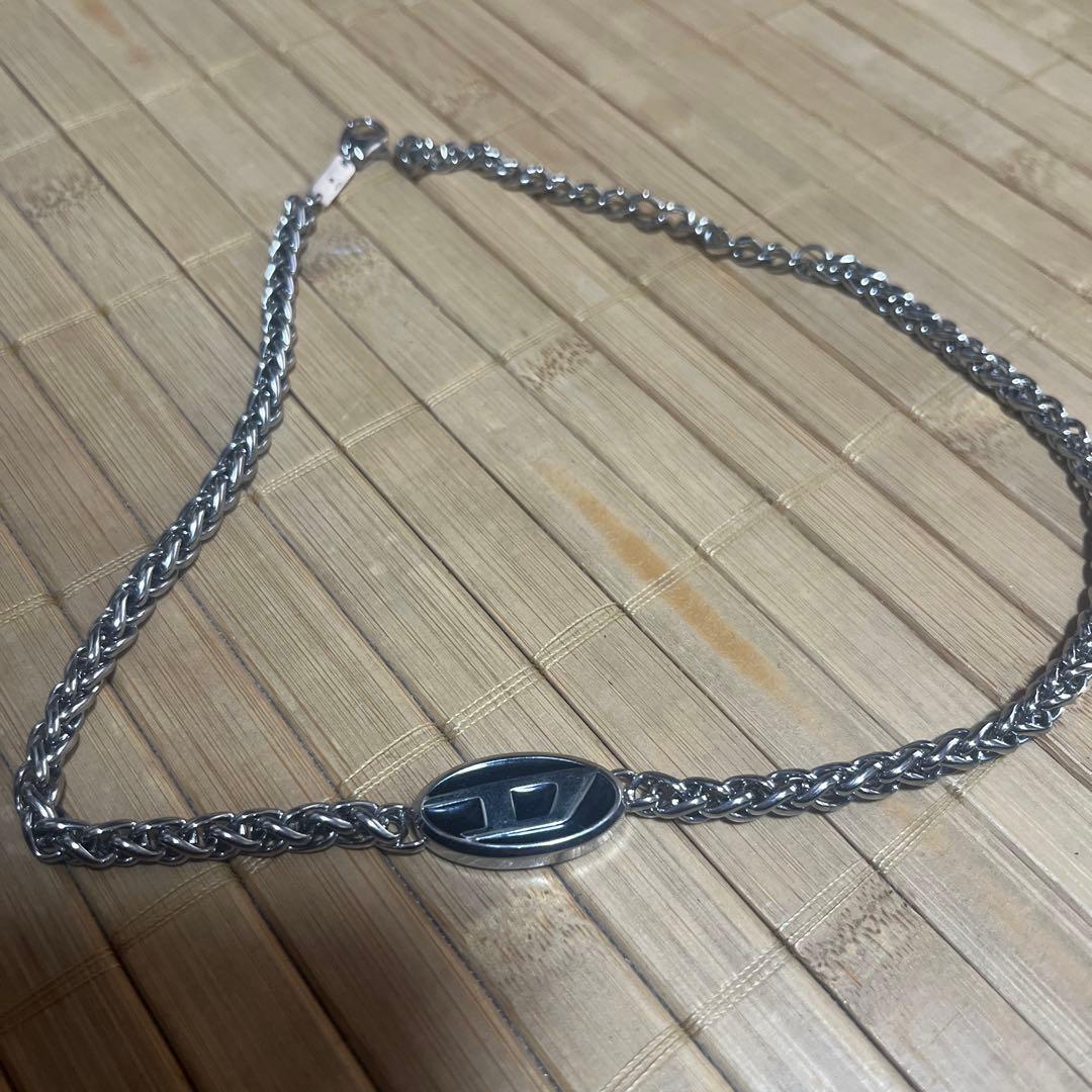 dieselシルバー編み込みネックレス ロゴプレート付き