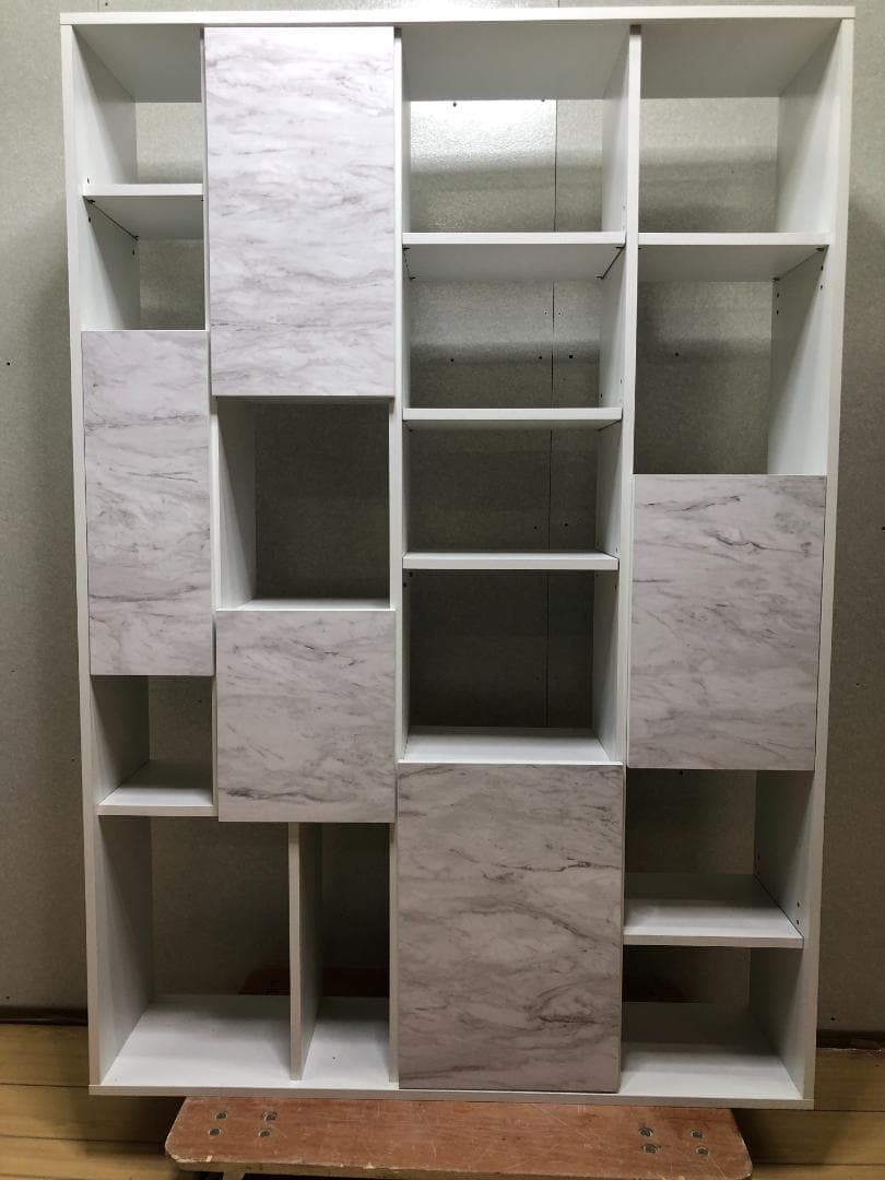 LOWYAの大理石風　本棚 シェルフ ディスプレイ 縦型 250414-11