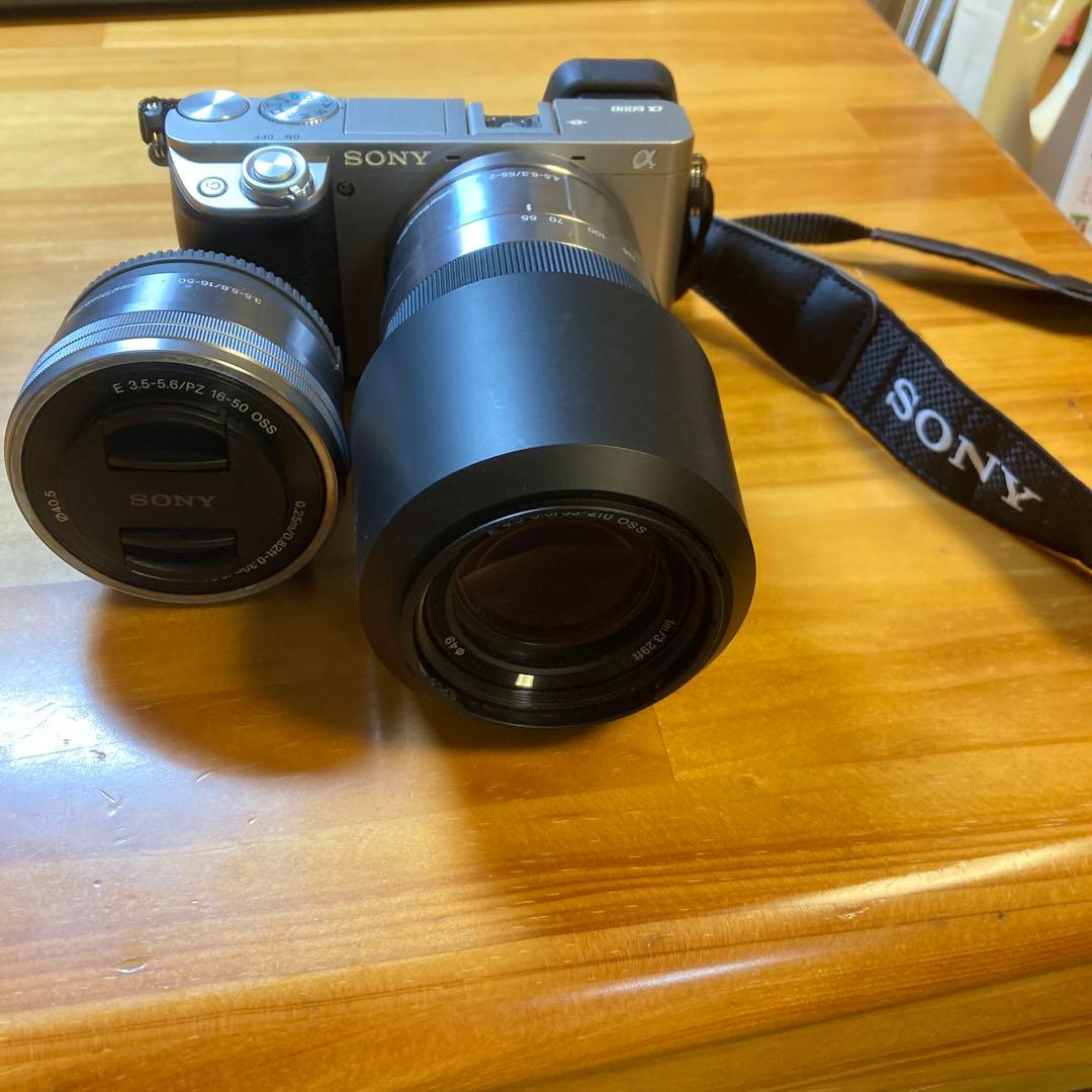 Sony α6000コンパクトデジタルカメラ バッテリー2個 充電器、バッグ付き