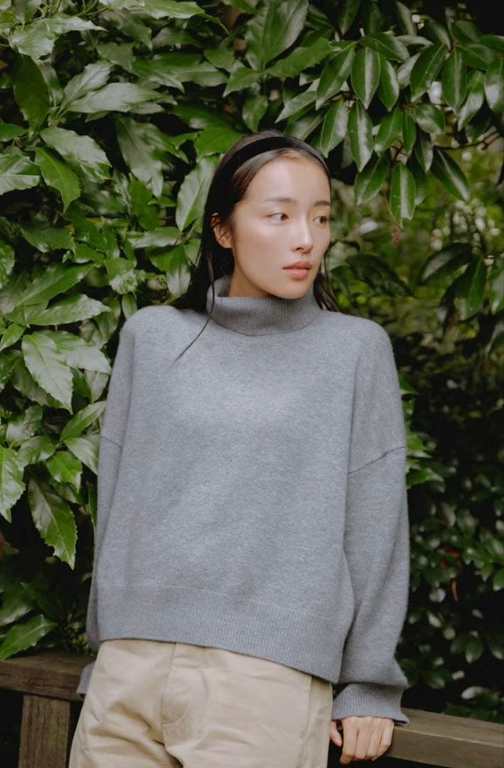 新品　北欧暮らしの道具店　やわらかに包むカシミヤシルク混タートルネックニット