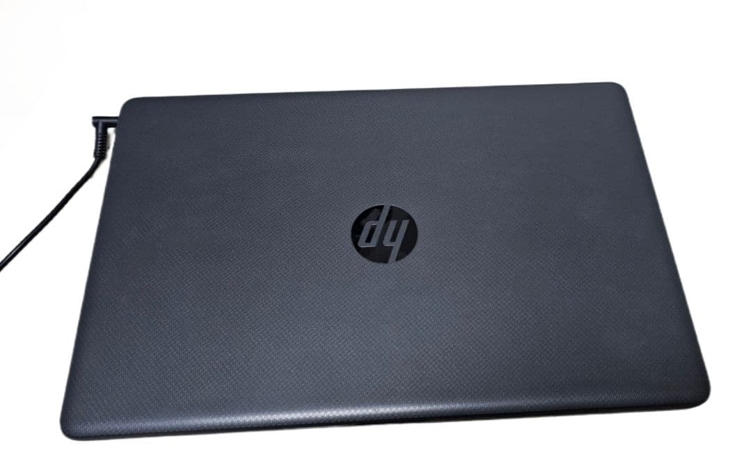 英語とロシア語のレイアウトを備えたHPグレーのラップトップ