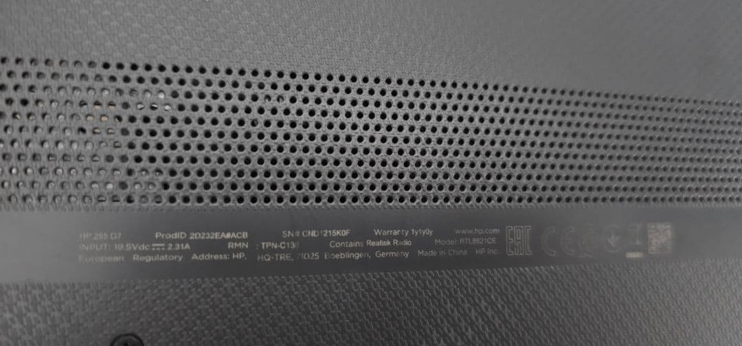 英語とロシア語のレイアウトを備えたHPグレーのラップトップ