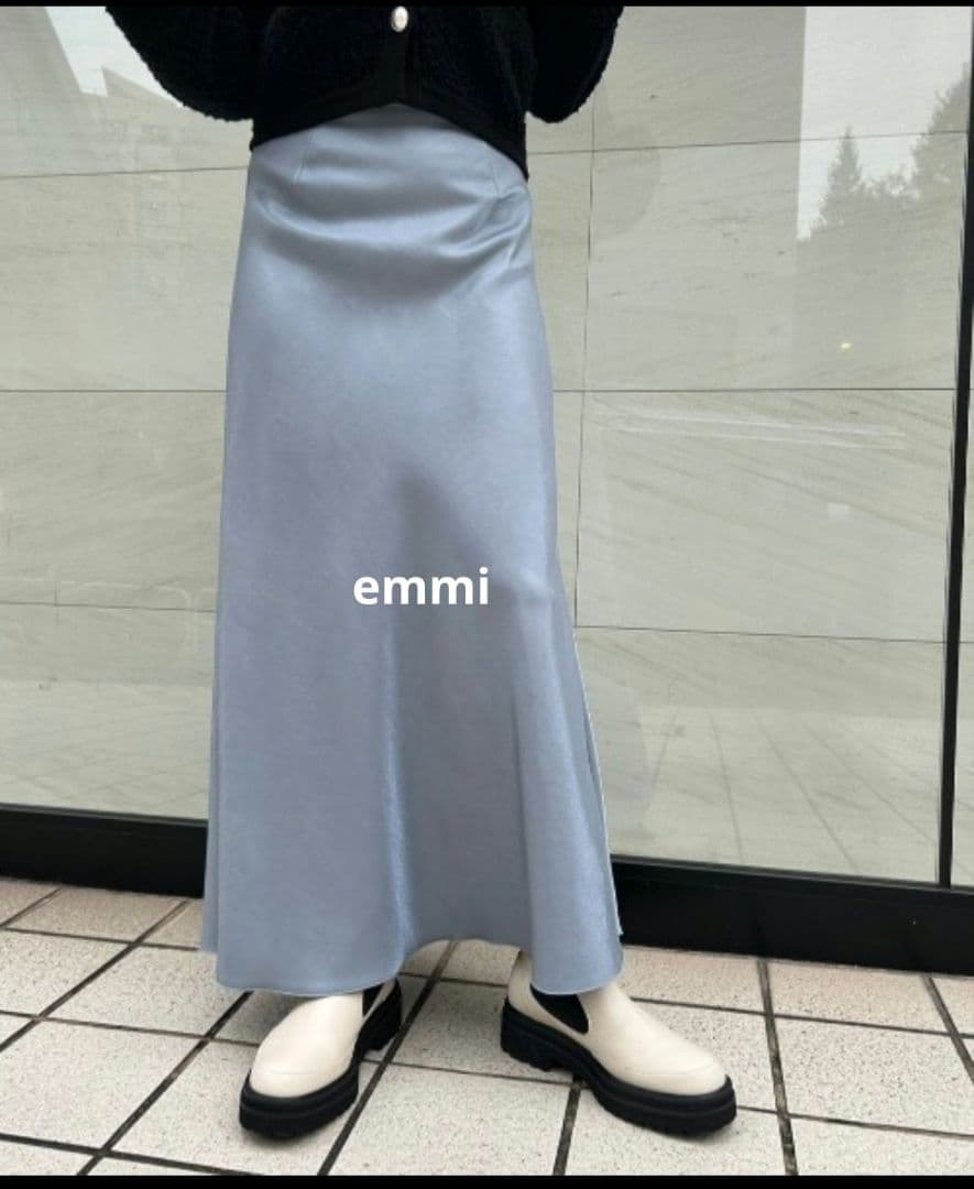 emmi シャイニーサテンロングスカート