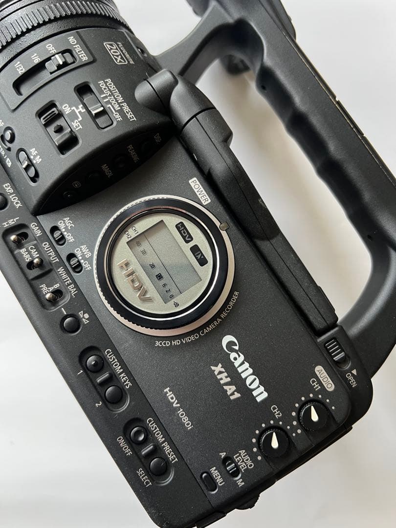 業務用ビデオカメラ　Canon XHA1