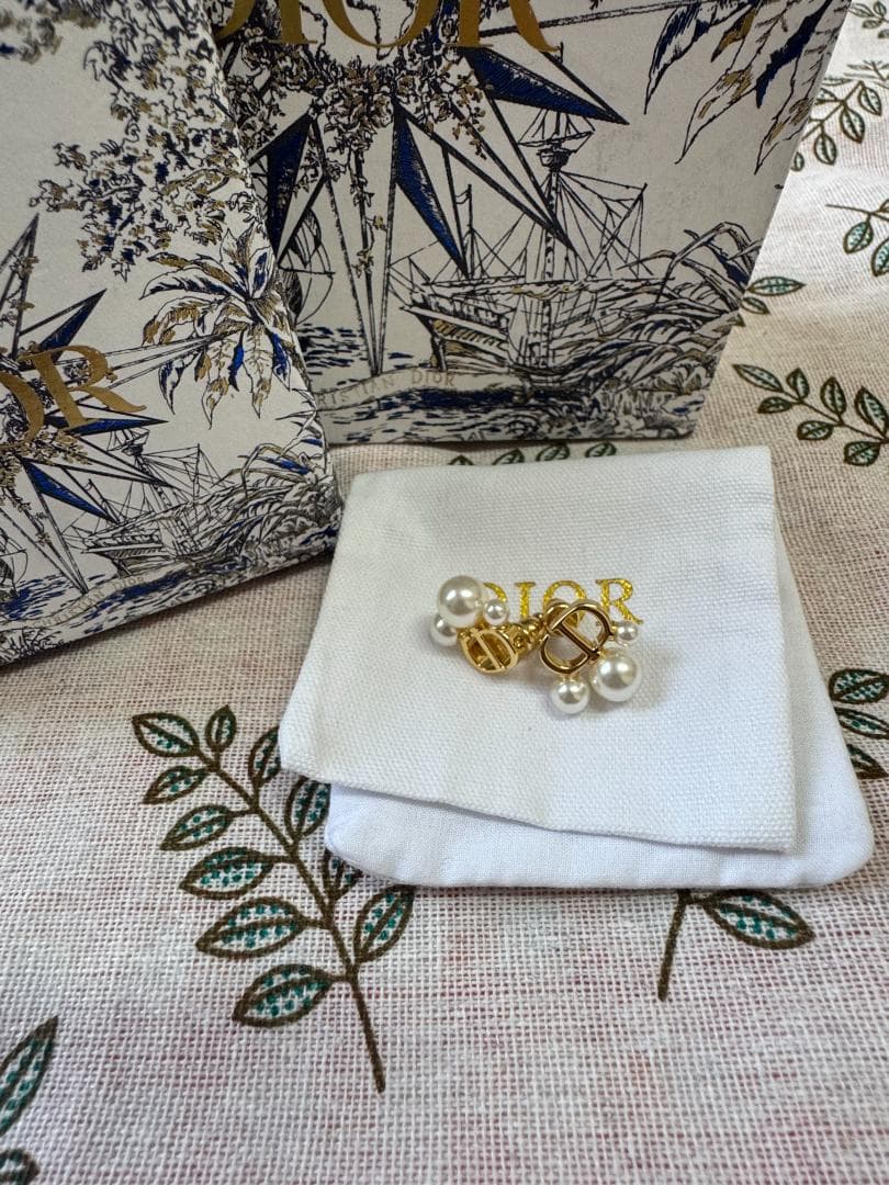 ゴールド CD ロゴ パールピアス