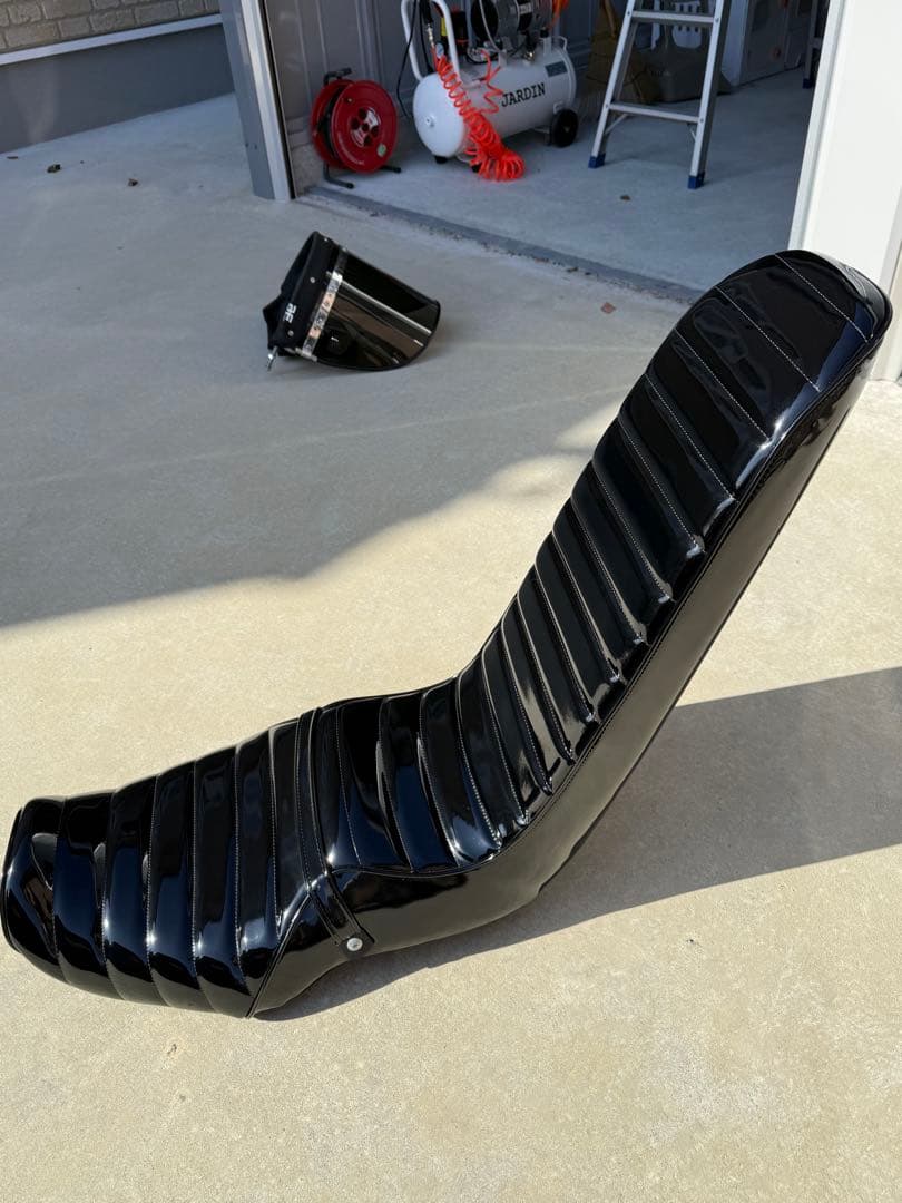 ブラック バイクシート エナメル へっぽこ社長 三段シート バリオス1型