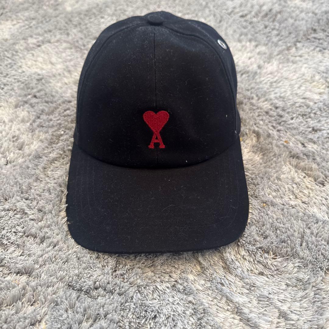 ami ハート型ロゴ 黒キャップ