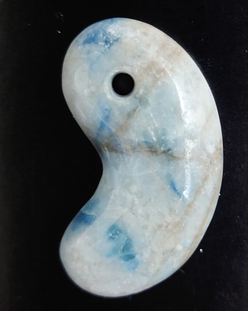 【週末までのセール】糸魚川翡翠　勾玉　入りコン沢ブルー