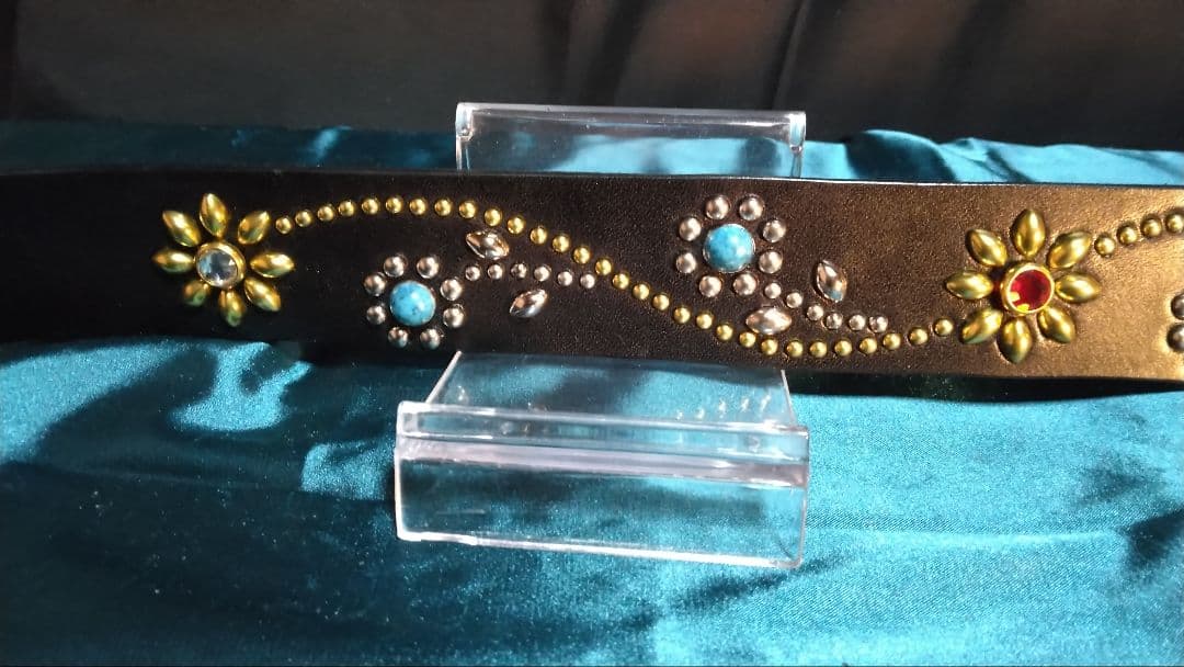 栃木レザーツタ＆フラワー　スタッズベルトブラック　ニッケル＆ブラス