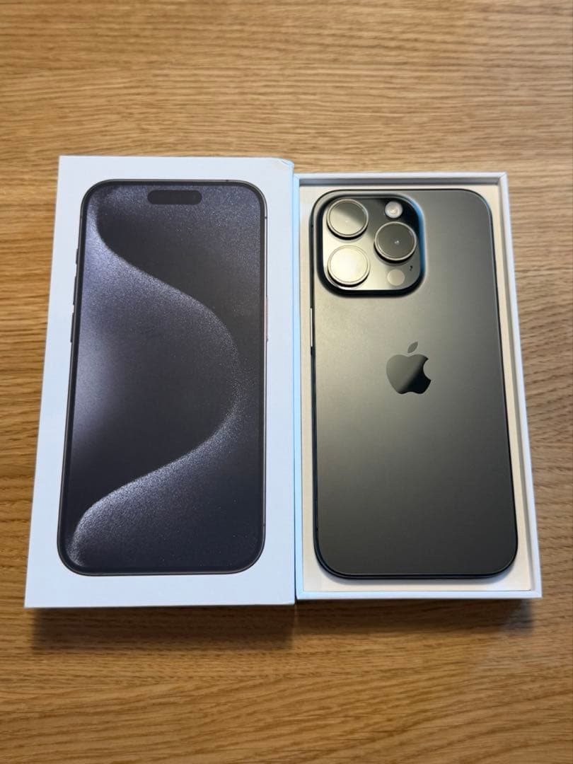 iPhone 15 Pro 256GBブラックチタニウム 軽微な傷　SIMフリー