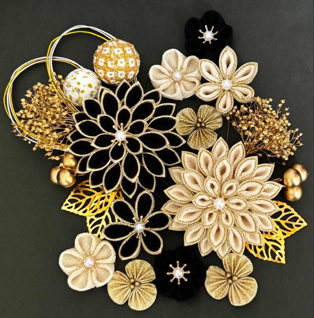 つまみ細工　黒　アイボリー　ゴールド