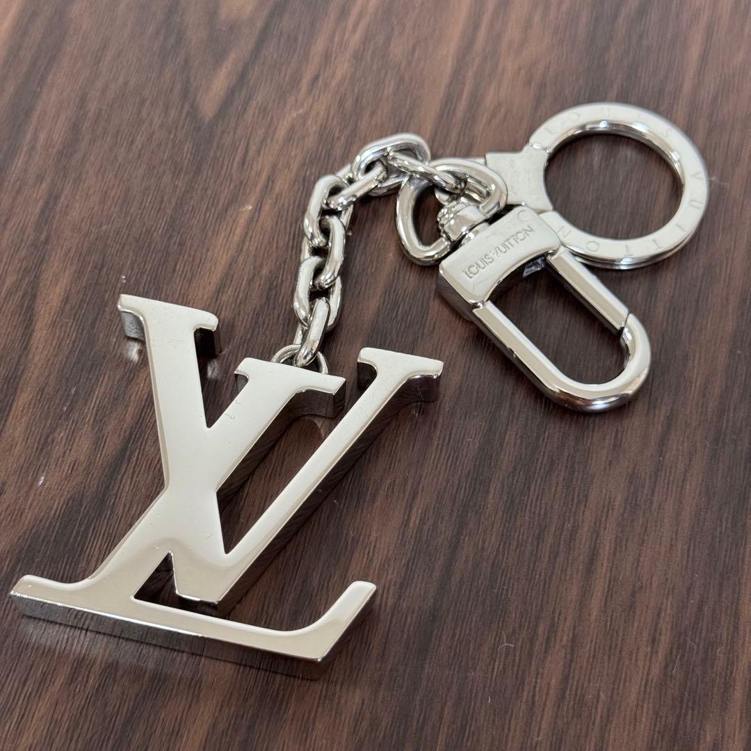 ルイヴィトン　キーホルダーLVイニシャル