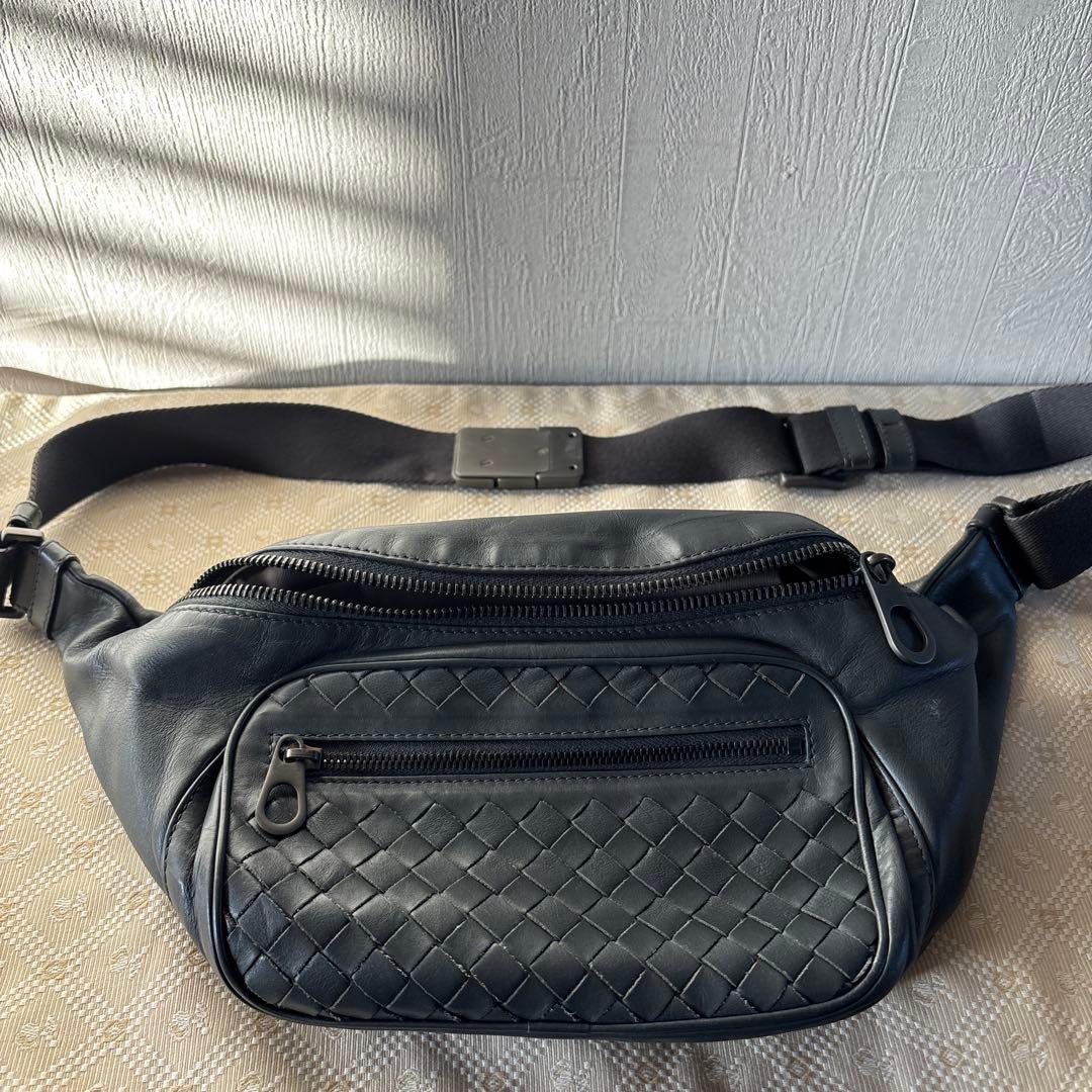 BOTTEGA VENETA カーキレザー ボディバッグ