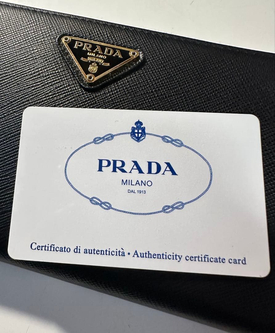 美品　プラダ　サフィアーノ　三角ロゴ　ラウンドファスナー