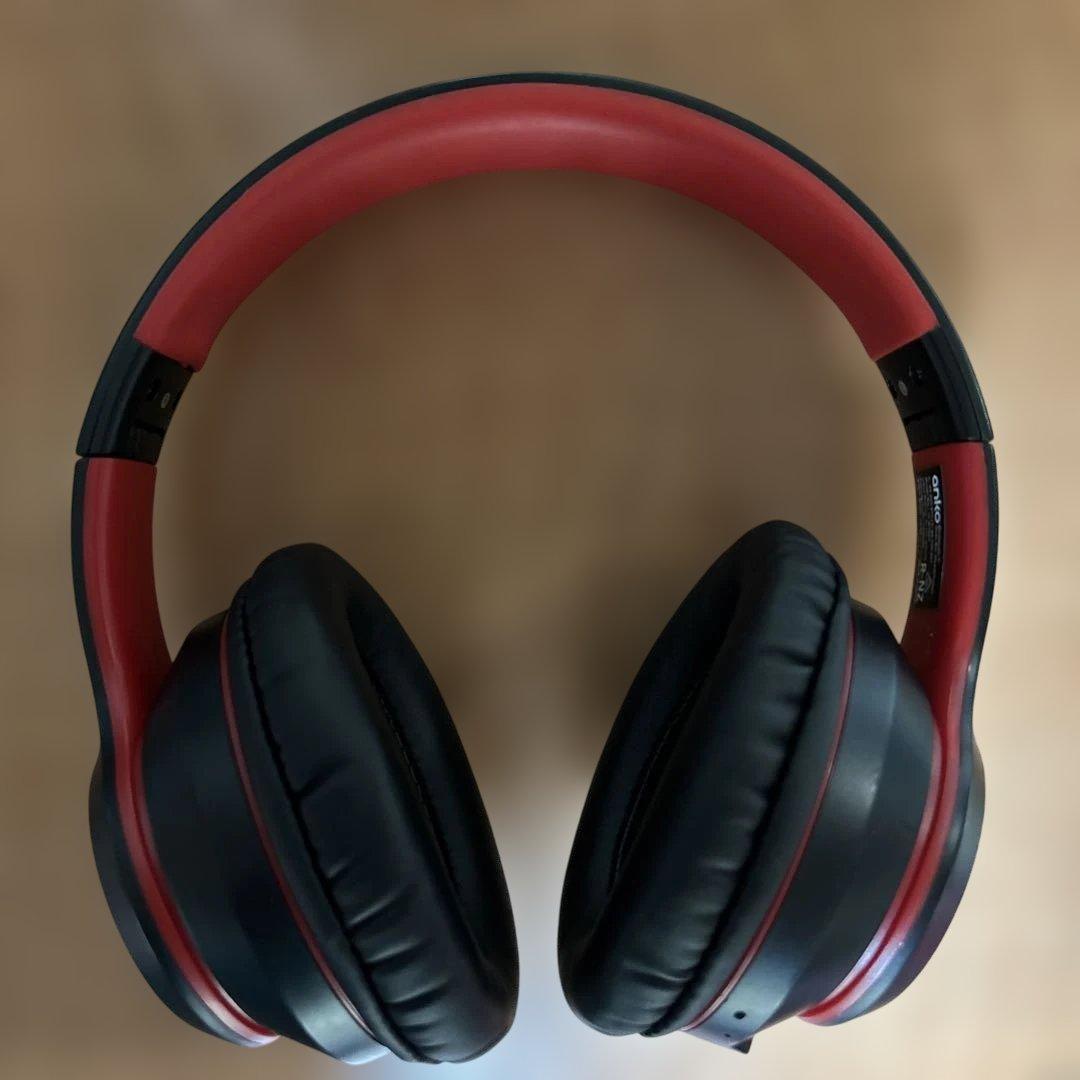 ヘッドホン 黒と赤のスタイリッシュ