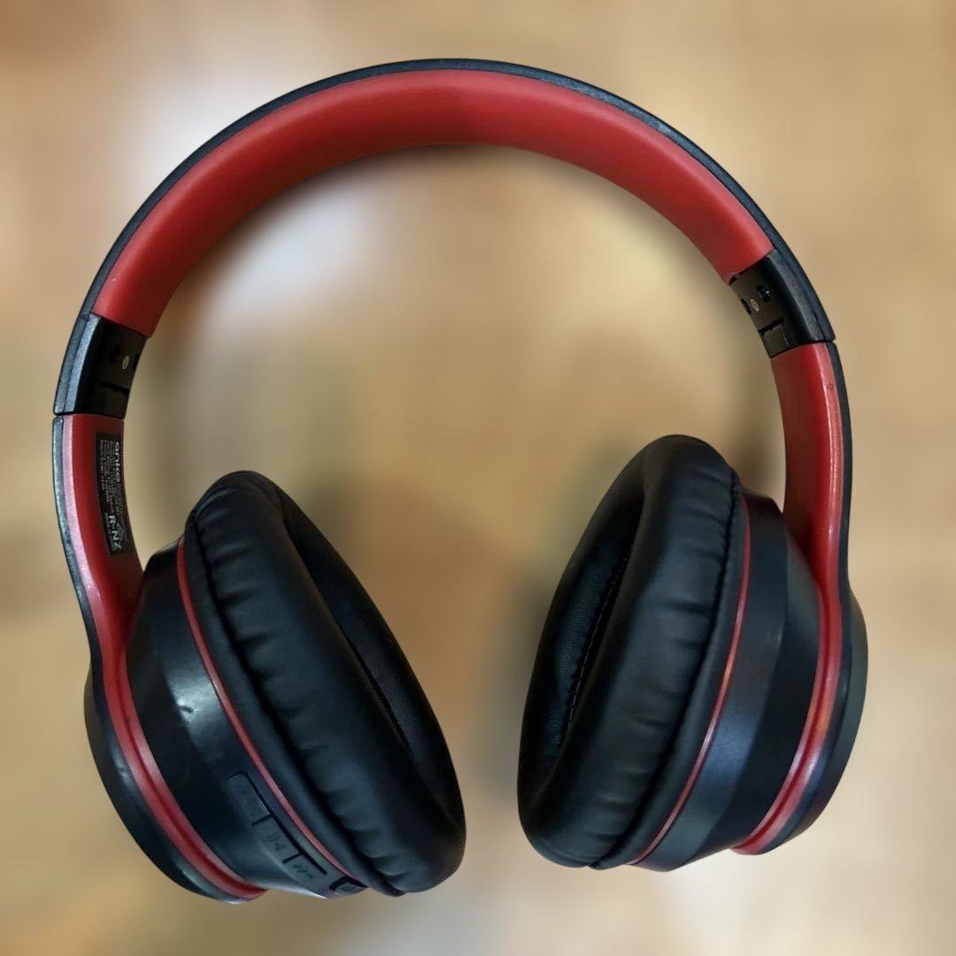 ヘッドホン 黒と赤のスタイリッシュ