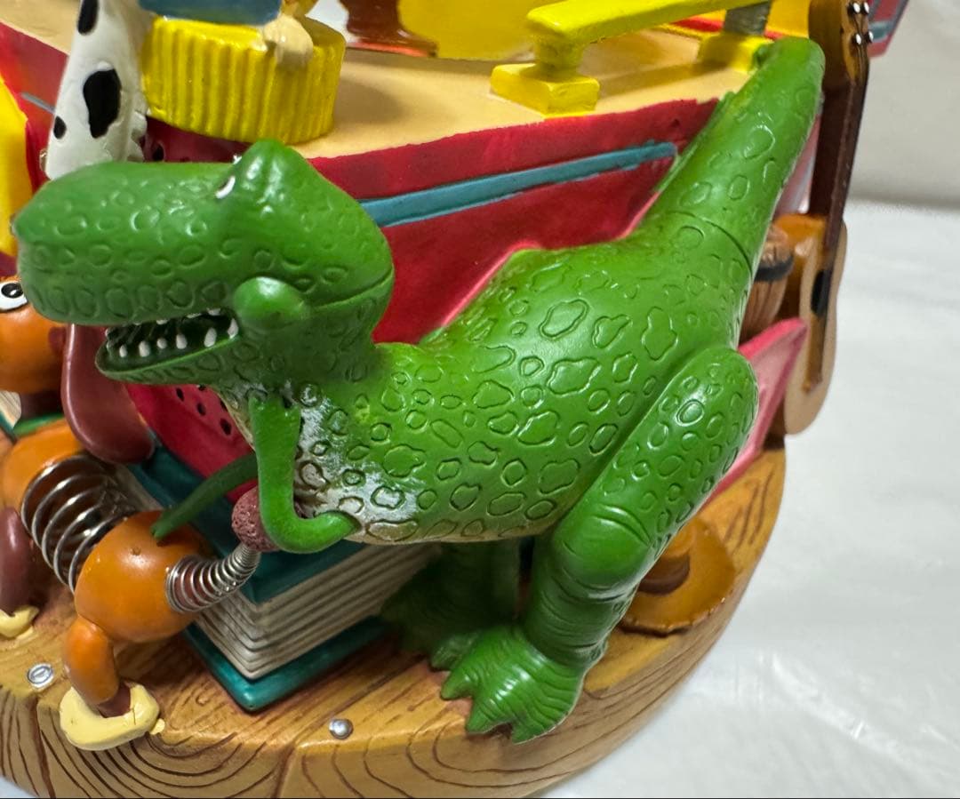 ディズニーストア トイストーリー2 オルゴール付きスノーグローブ