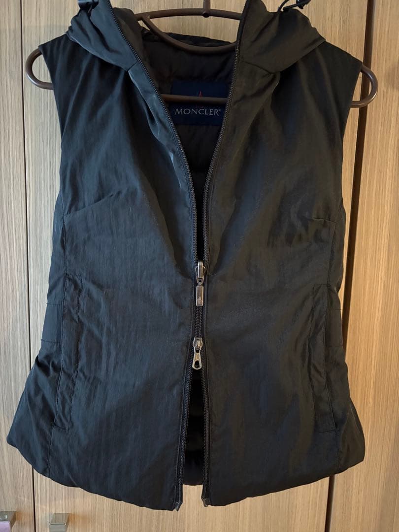 大売り出し！MONCLER ブラック リバーシブルダウンベスト フード付き
