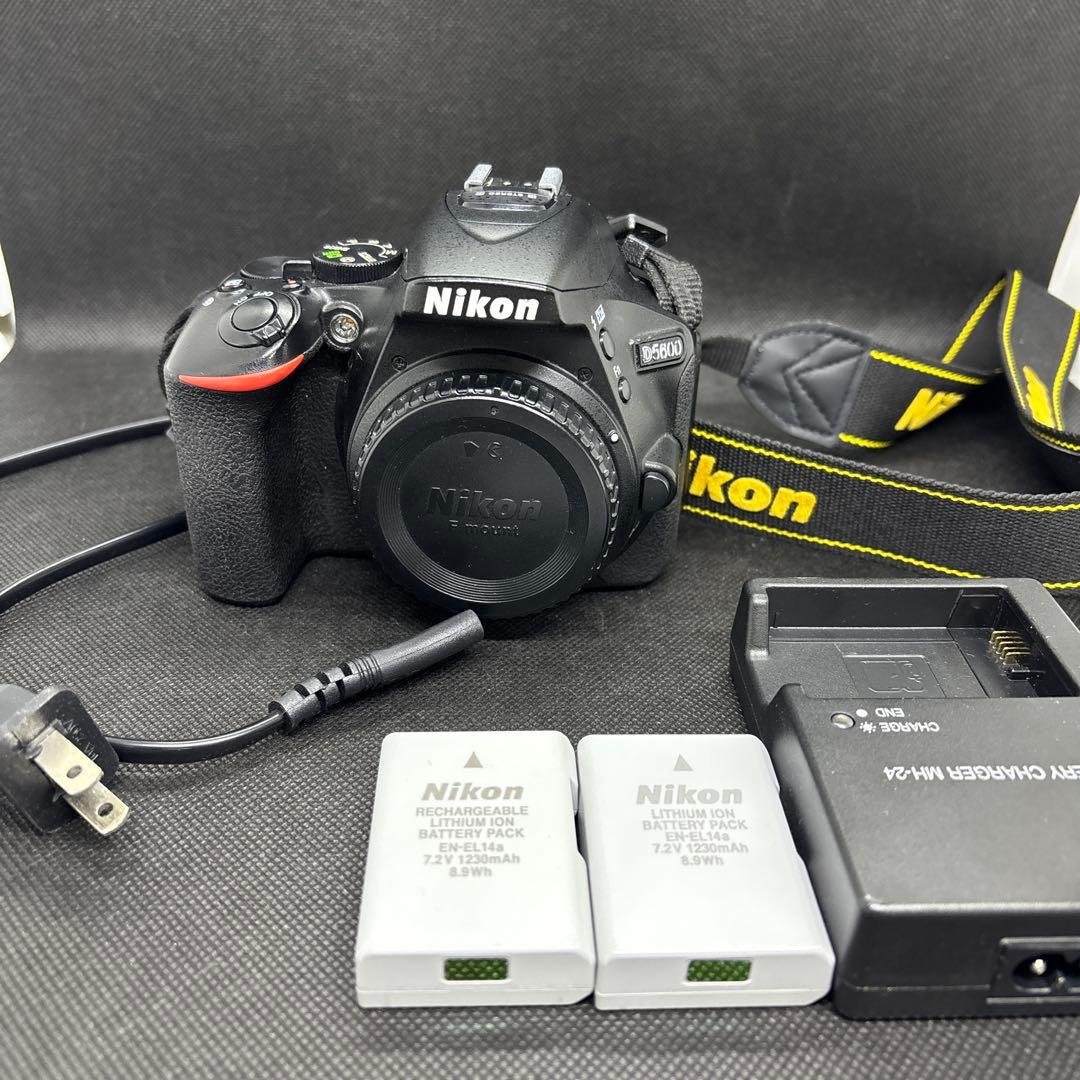 Nikon デジタル一眼レフカメラ D5600 本体　バッテリー2個付き