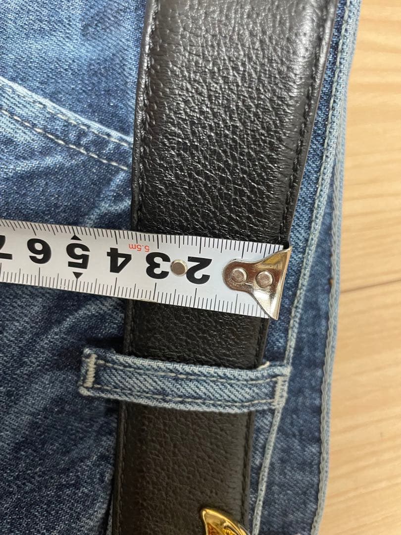 ヴェルサーチ（Versace）のメドゥーサバックルレザーベルト