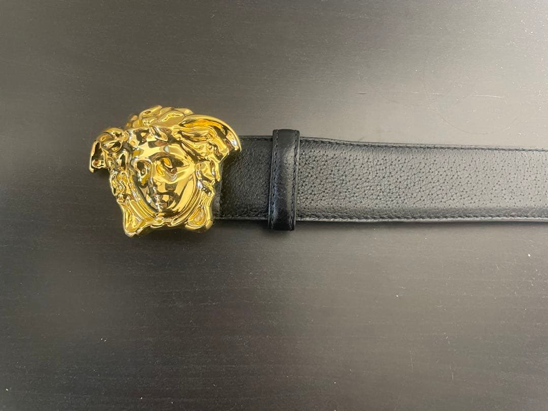 ヴェルサーチ（Versace）のメドゥーサバックルレザーベルト