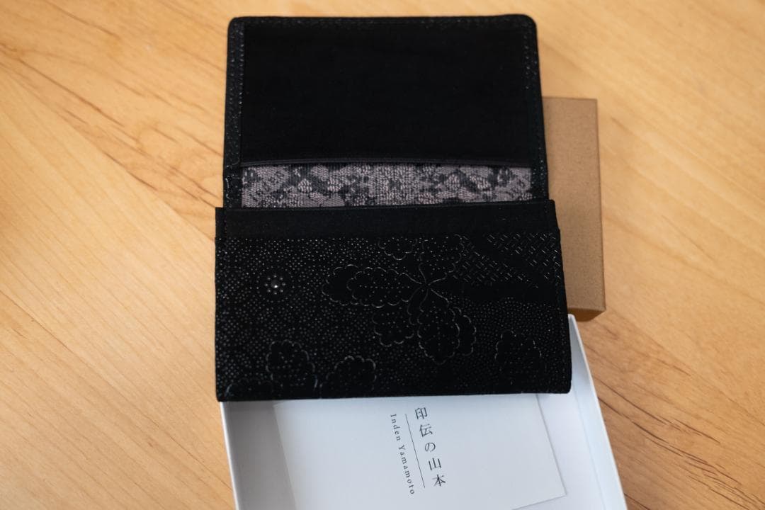 さや【印伝の山本】永青文庫 黒き猫 印傳の名刺入れ