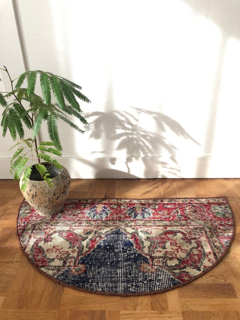 ✧美しいredと優しいbeige ✧ビンテージ　トルコ　トライバルラグ　半円ラグ