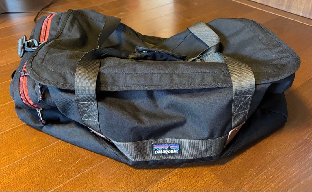 Patagonia ボストンバッグ ブラック/レッド