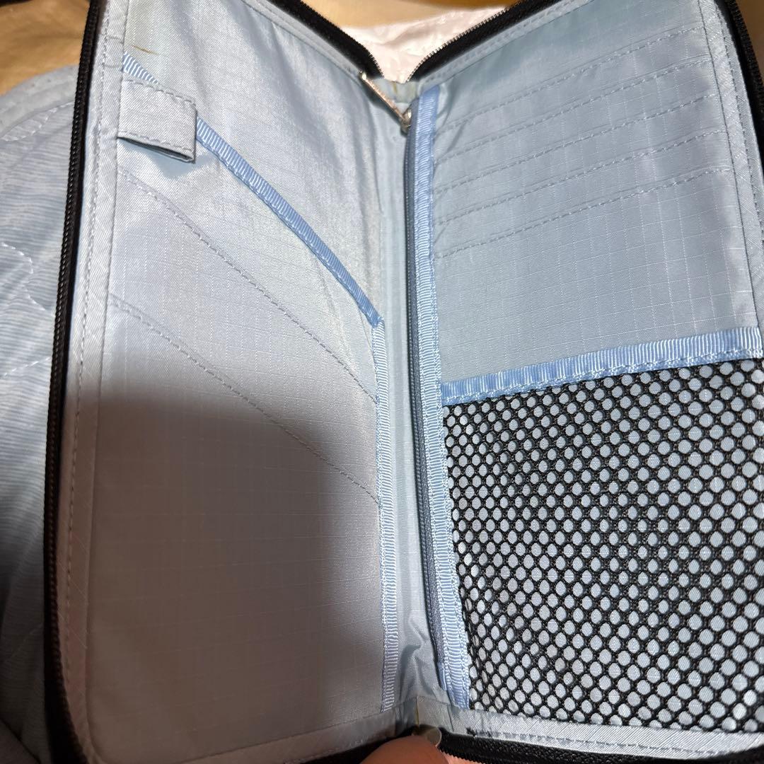 レスポートサック　ひとりっぷコラボ　綺麗です。黒いパスポートケース・カバー　財布