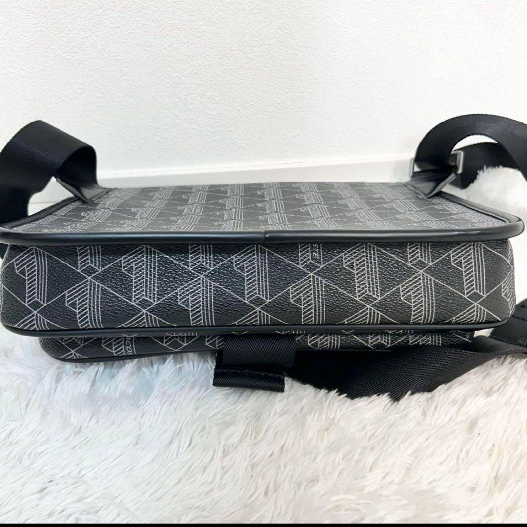 LACOSTE ザブレンド モノグラムフラップメッセンジャーバッグ