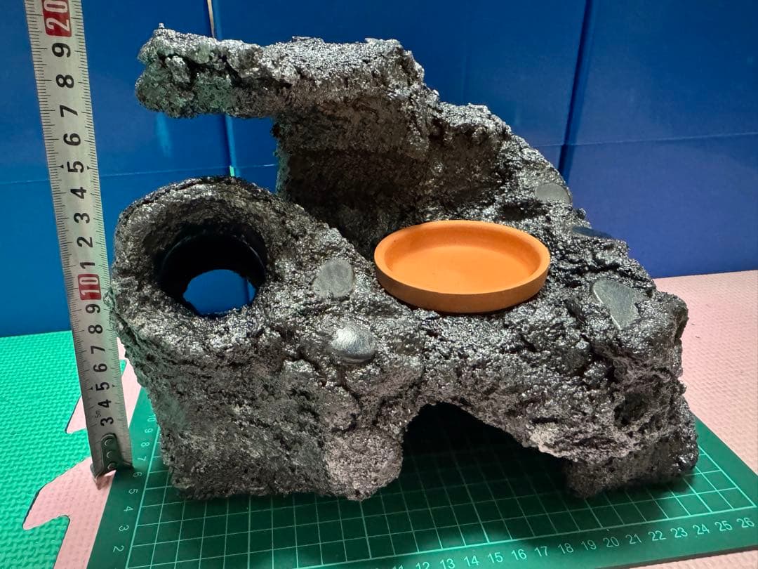 新春セール！！手作り爬虫類シェルター（ゴツゴツ岩感・陶器埋め込み）