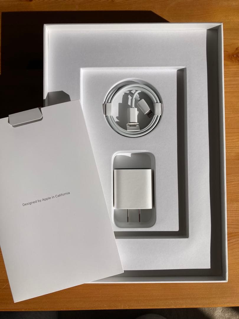 Apple iPad 第9世代 スペースグレー　本体と充電器付き