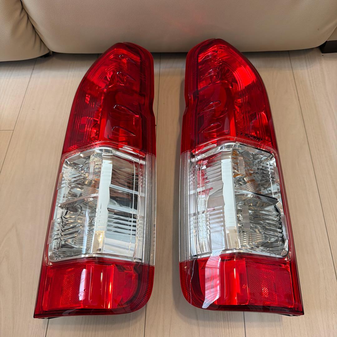 トヨタ　ハイエース　レジアスエース　テールライト 左右セット レッド クリア