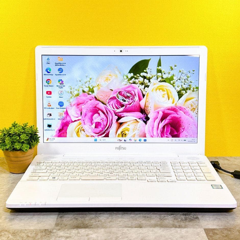 ⅰ7✨快適SSD✨おしゃれな白❣薄型ノートパソコン カメラ付 Windows11