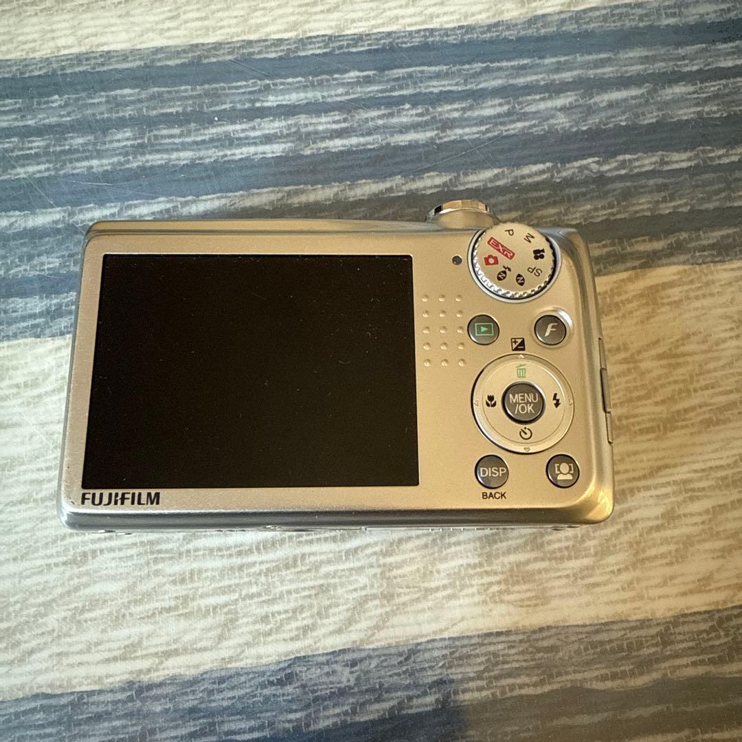 動作品　FUJIFILM FINEPIX F70EXR 富士フィルム「シルバー」