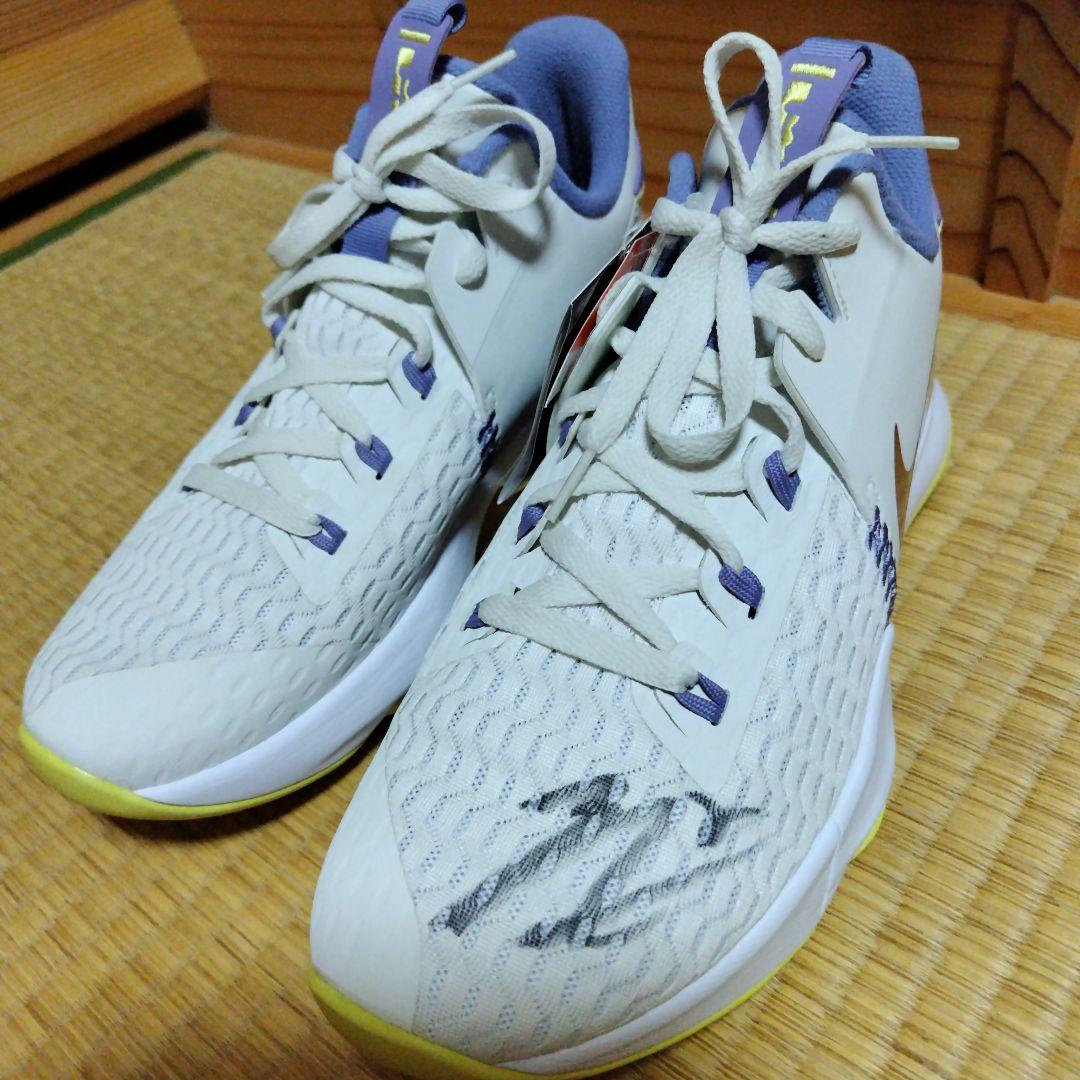 富樫勇樹選手サイン入りバスケットシューズ