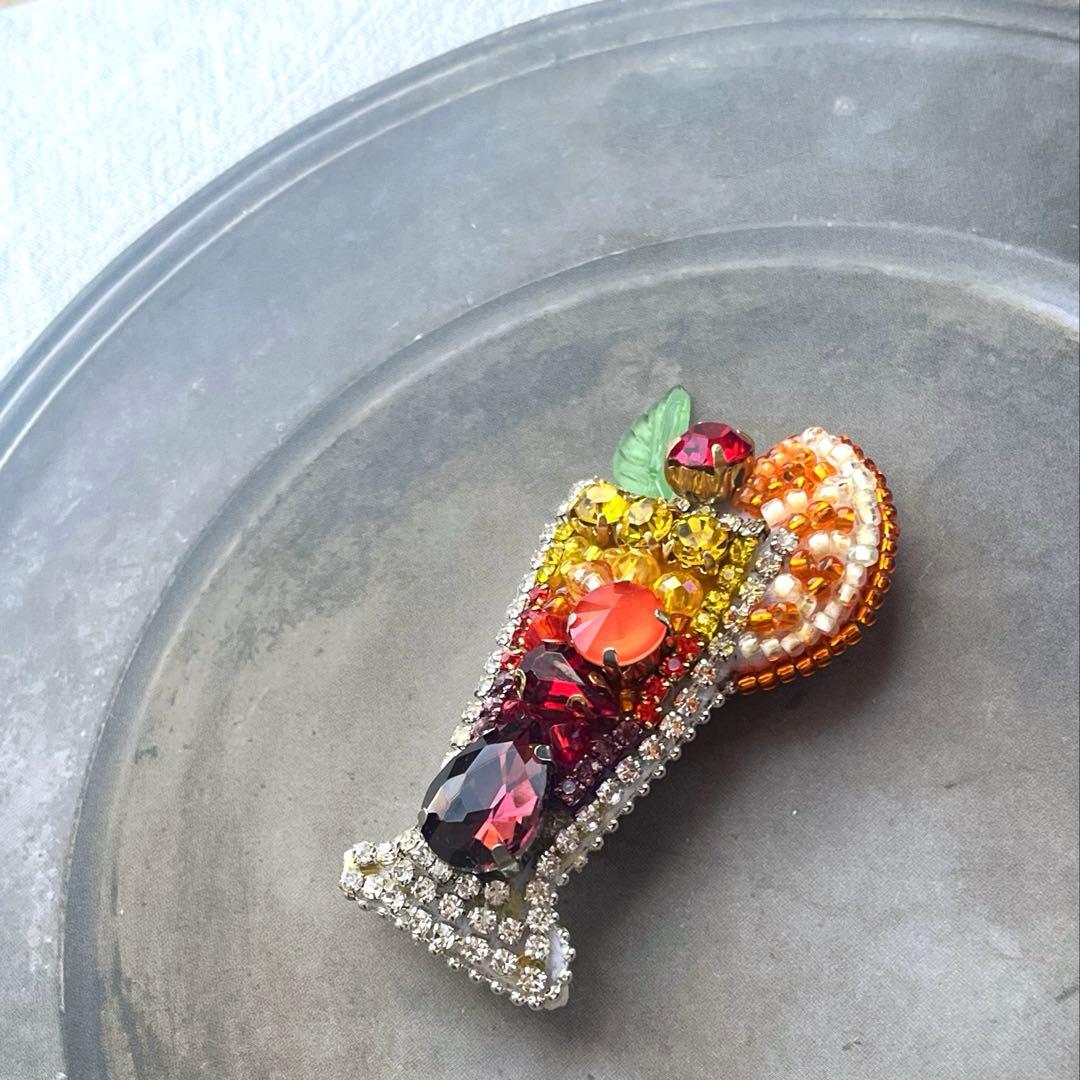 うさこ ビーズ 刺繍ブローチ ハンドメイドアクセサリー