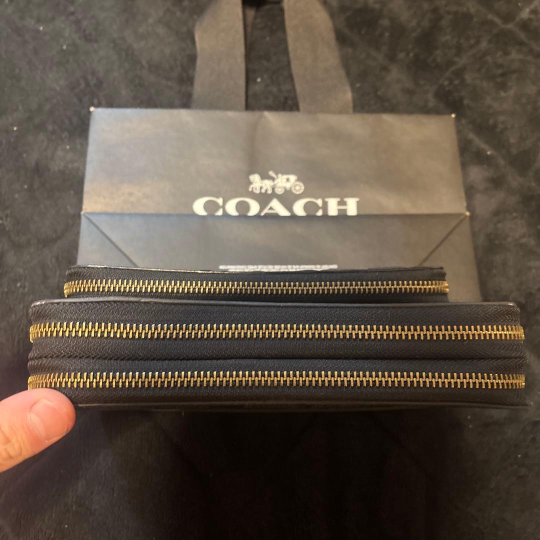 ゴ*ン様 COACH 型押しロゴ ブラック長財布
