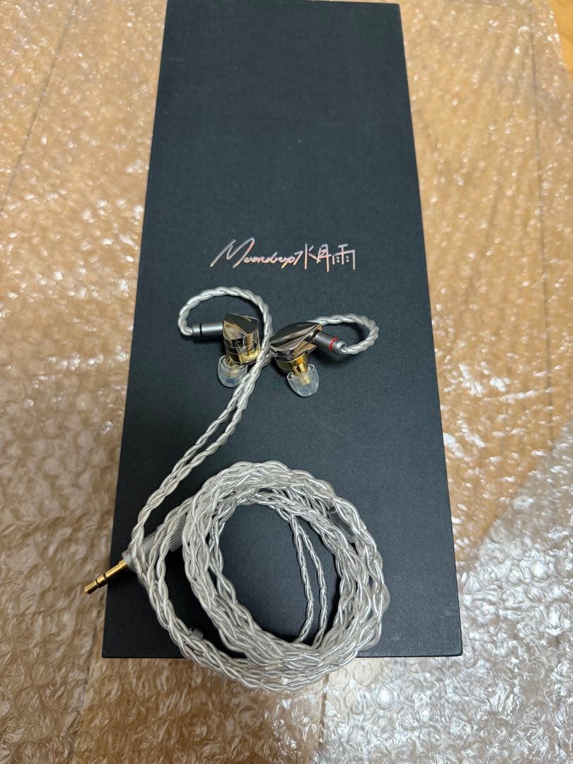 有線イヤホン 水月雨 moondrop illustrious 光輝