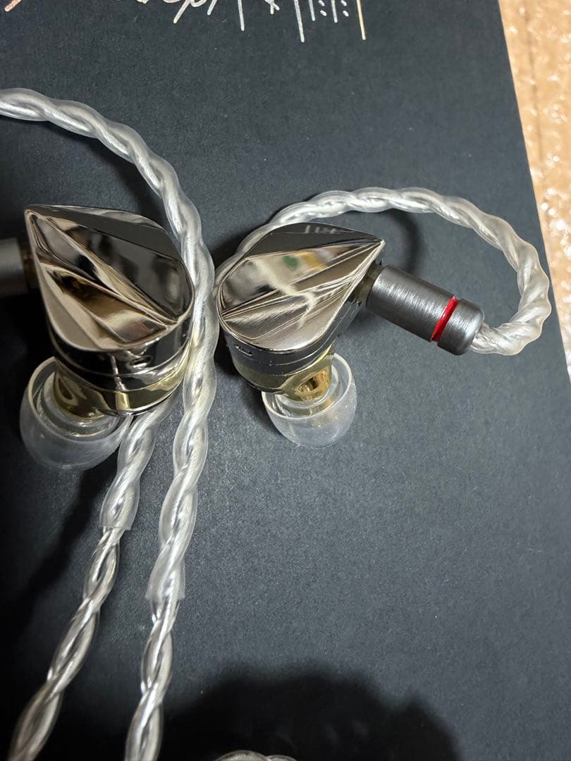 有線イヤホン 水月雨 moondrop illustrious 光輝