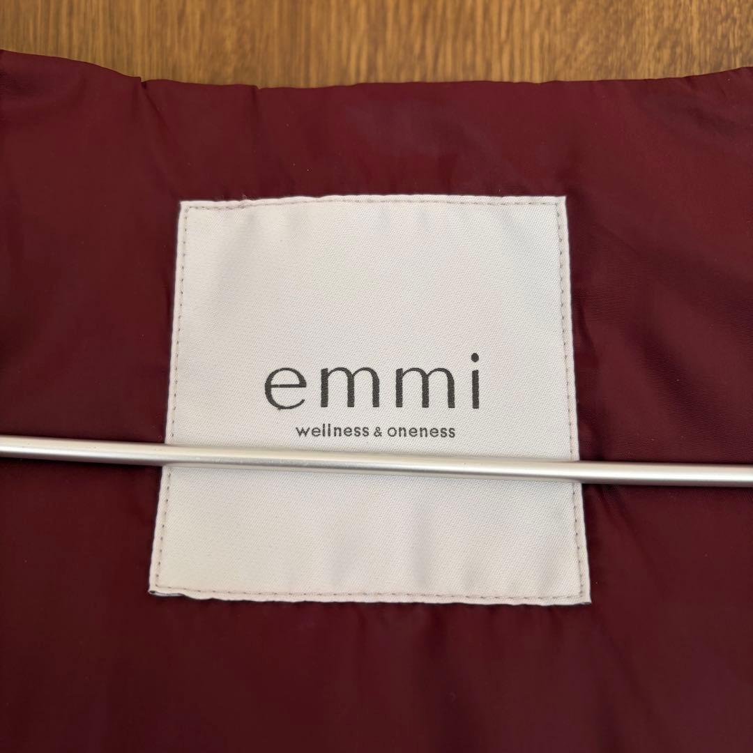 美品 emmi エミ サスティナブルフーディダウン バーガンディ 撥水加工