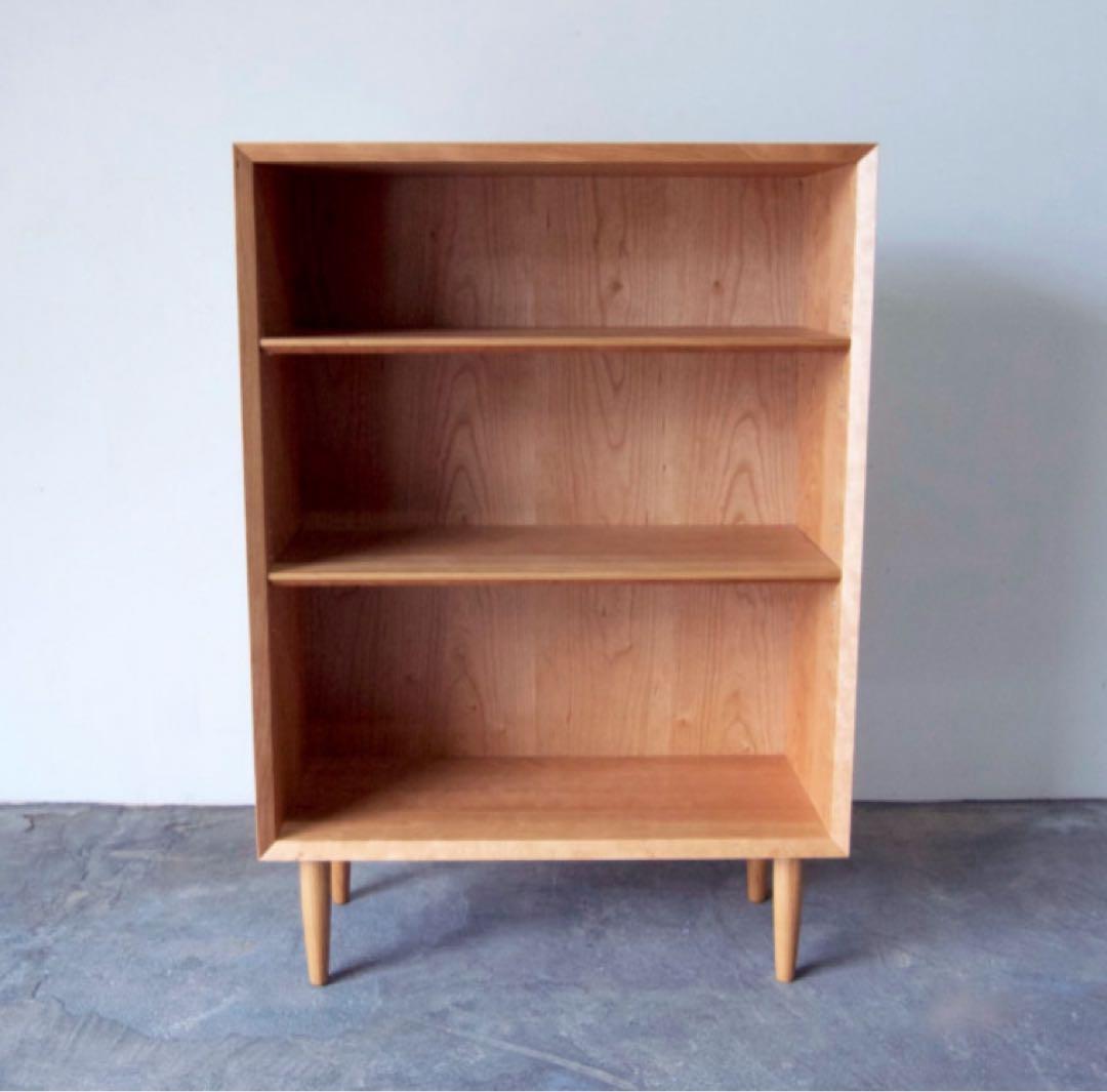 チェリー材　本棚　飾り棚　脚付ブックシェルフ　ミッドセンチュリー