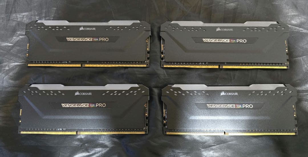 Corsair DDR4 3200Mhz 32GB メモリ （8GBx4）